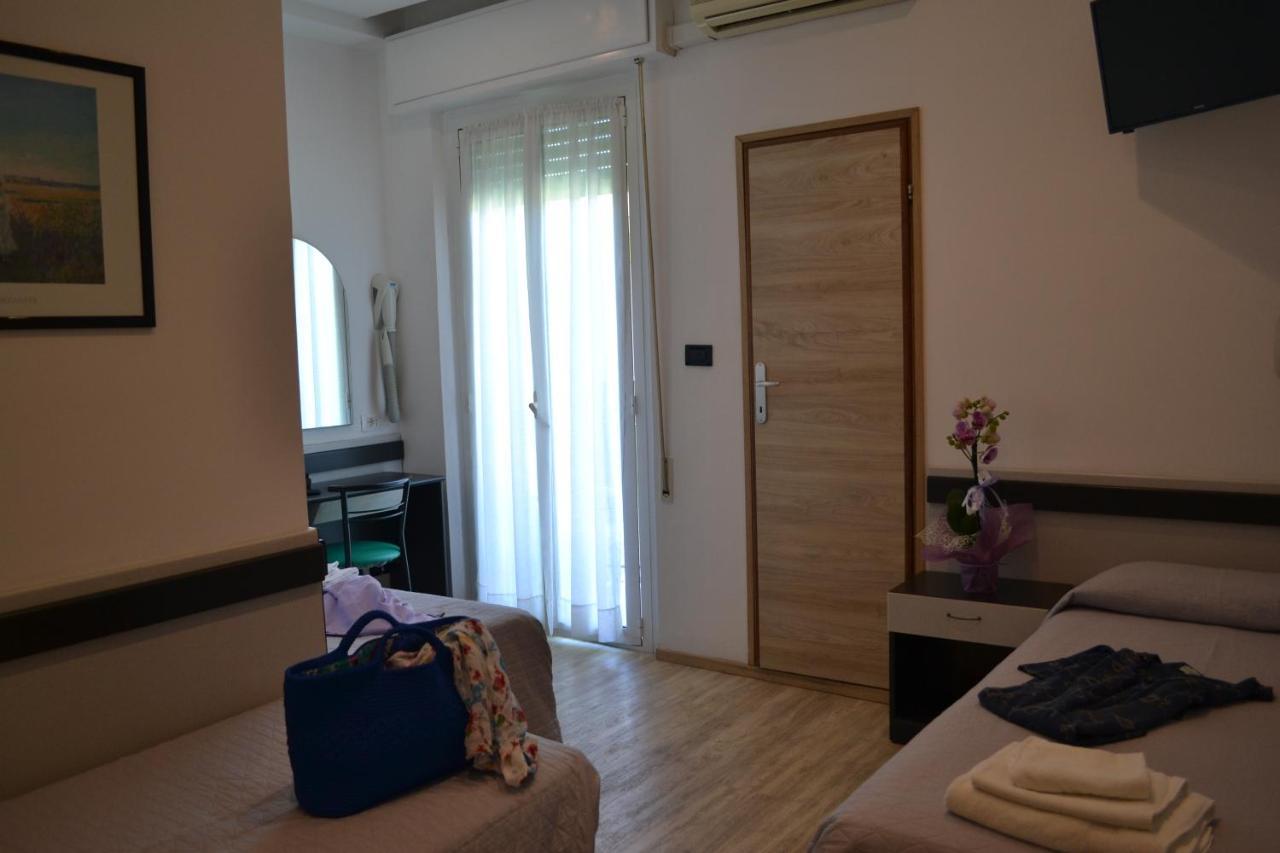 Hotel Tre Stelle Rimini Kültér fotó