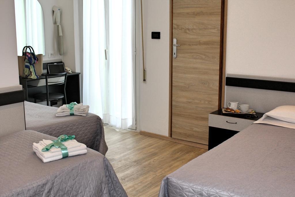 Hotel Tre Stelle Rimini Kültér fotó